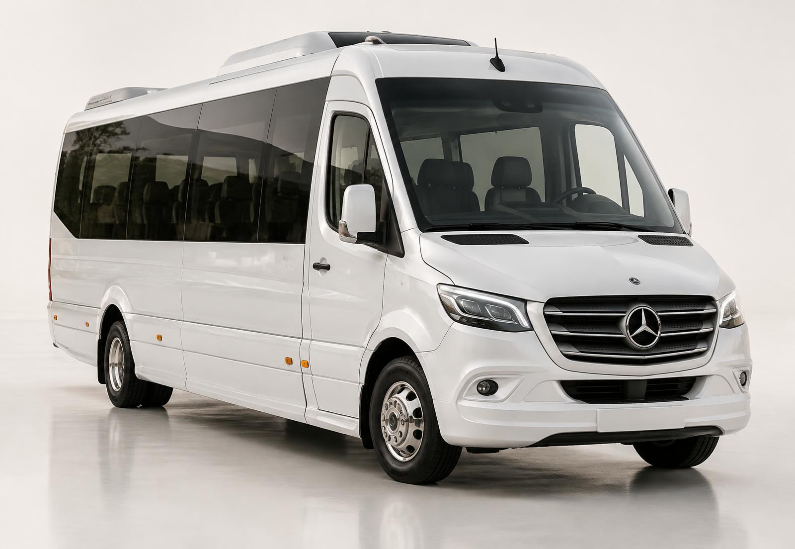 Mercedes luxe comfortbus voor 19 personen, driekwart vooraanzicht